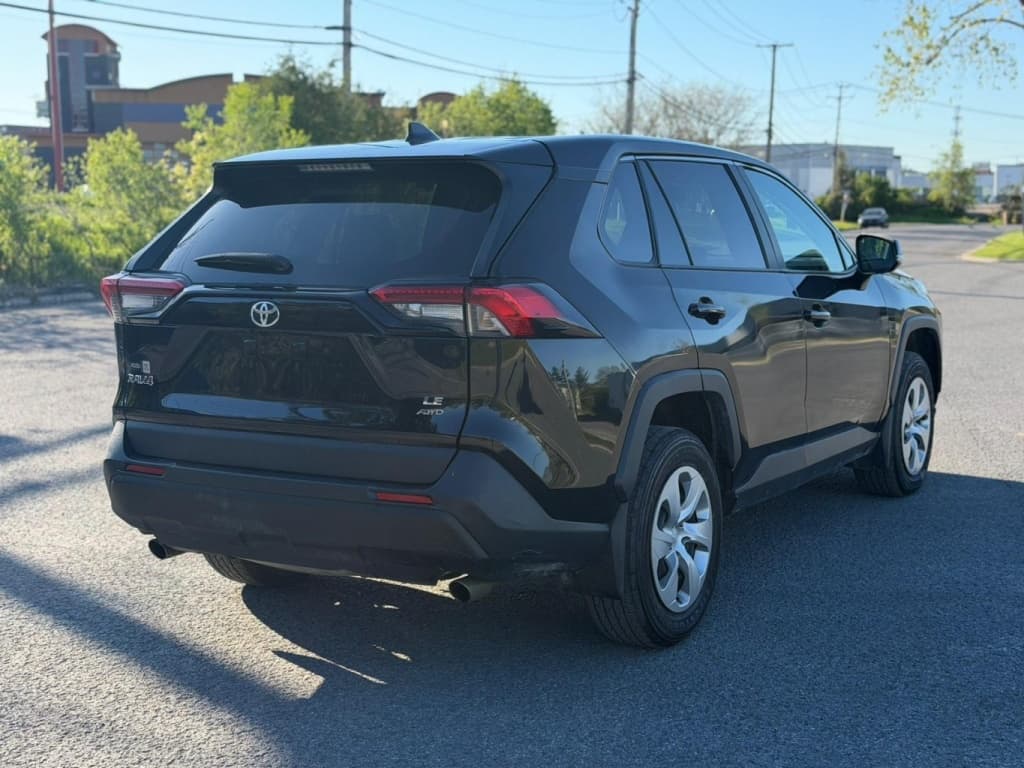2022 Toyota RAV4 LE thumbnail 5