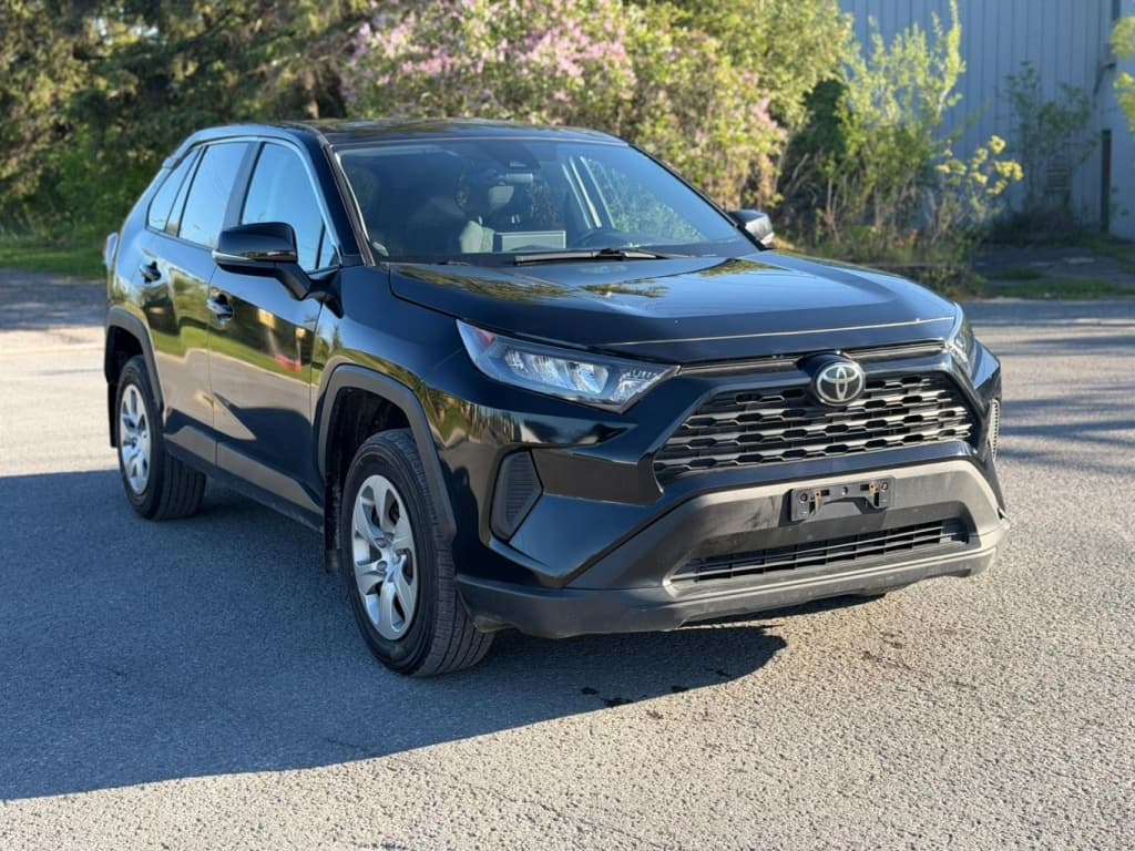 2022 Toyota RAV4 LE thumbnail 3