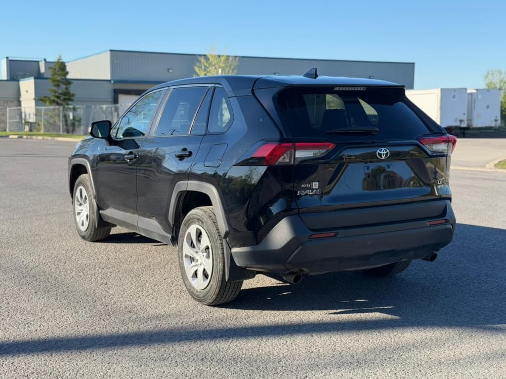 2022 Toyota RAV4 LE thumbnail 4